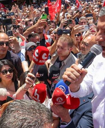Özgür Özel Niğde'de 'Beni buraya sarayın gücü çıkarmadı'^